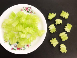 2、莴笋炒虾仁,莴笋削皮后切成小片