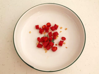 3、莴笋炒虾仁,把小米辣切成小丁