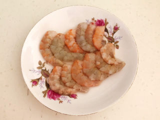 6、莴笋炒虾仁,把虾仁清洗干净