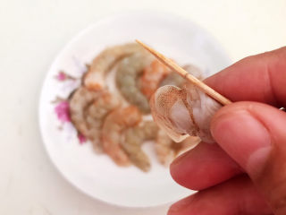 7、莴笋炒虾仁,挑出虾线