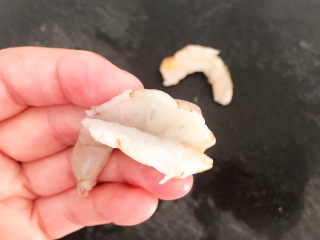 8、莴笋炒虾仁,给虾仁开背