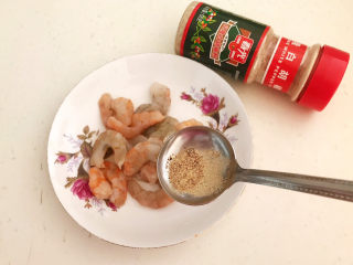 9、莴笋炒虾仁,在处理好的虾仁里面加入白胡椒粉