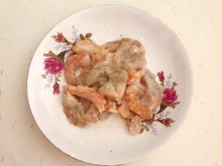 11、莴笋炒虾仁,加入1小勺料酒抓匀