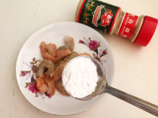 10、莴笋炒虾仁,加入1克玉米淀粉