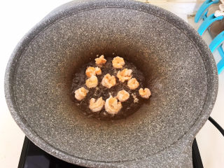 13、莴笋炒虾仁,翻炒至虾仁变色,变成红色虾球