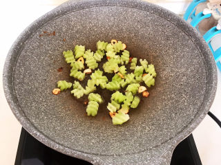 16、莴笋炒虾仁,加入莴笋,翻炒均匀