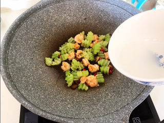 21、莴笋炒虾仁,加入水淀粉