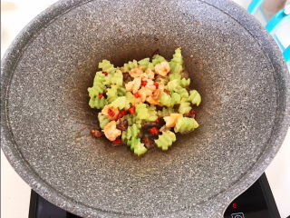 22、莴笋炒虾仁,烧开后翻炒均匀即可,莴笋炒虾仁做好了~