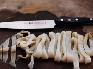 5、空气炸锅鱿鱼圈????【宝宝辅食】,用刀把鱿鱼切成1厘米的宽度的条状