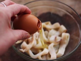 6、空气炸锅鱿鱼圈????【宝宝辅食】,碗中放入一个鸡蛋清