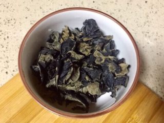 4、补气益血滋补浓汤人参五珍凤肚汤,取干黑木耳