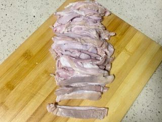 9、补气益血滋补浓汤人参五珍凤肚汤,猪肚45度斜刀切成条