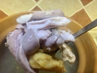 11、补气益血滋补浓汤人参五珍凤肚汤,需要搅拌，大火汤开了，改小火加盖炖汤