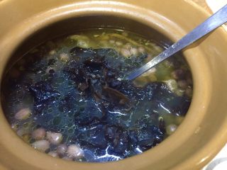 19、补气益血滋补浓汤人参五珍凤肚汤,把洗净的木耳倒入一起炖，同样的大火烧开后改用小火加盖煨汤，砂锅保温性能好，再炖40分钟，关火再闷10分钟，诱人的滋补浓汤香味早已弥漫整个空气