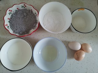 1、粗粮黑米蒸糕（少油少糖）,称好食材备用，粘米粉和糯米粉称在一起，提前烧一锅水