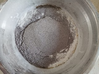4、粗粮黑米蒸糕（少油少糖）,再筛入所有粉类