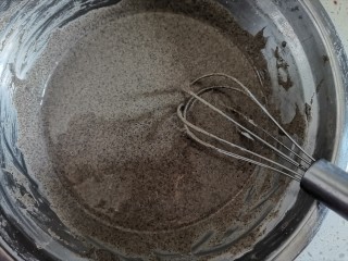 5、粗粮黑米蒸糕（少油少糖）,搅拌均匀，不必注意手法，因为米粉不会起筋