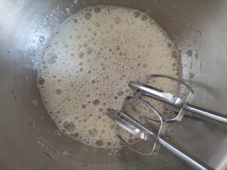 6、粗粮黑米蒸糕（少油少糖）,再来处理蛋白，打蛋器开高速打到鱼眼粗泡泡时加入1/3白糖（第一次）