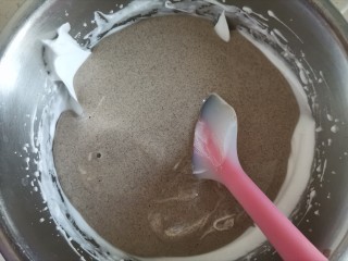 11、粗粮黑米蒸糕（少油少糖）,再把翻拌的的黑米糊倒入蛋白霜里同样的手法翻拌均匀