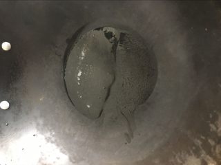 5、辣炒钉螺：海边男人最爱的下酒菜,锅里加少许底油，加热