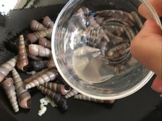 8、辣炒钉螺：海边男人最爱的下酒菜,放入少许料酒去腥