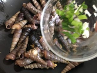12、辣炒钉螺：海边男人最爱的下酒菜,放入适量的葱花辣椒