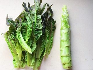 1、一菜二吃-凉拌爽脆莴笋叶,买来的莴笋，特别新鲜，把叶子掰下来