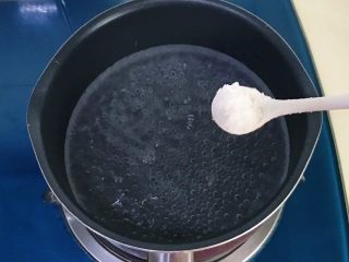 4、一菜二吃-凉拌爽脆莴笋叶,锅里放水煮开，加入一勺盐，这样煮好的莴笋叶颜色才会碧绿好看