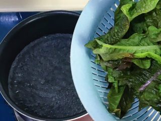 5、一菜二吃-凉拌爽脆莴笋叶,等盐化开，倒入切好的莴笋叶