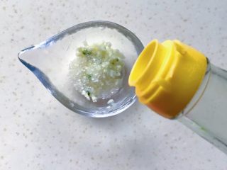 9、一菜二吃-凉拌爽脆莴笋叶,倒入香醋，香醋比陈醋要清淡一些