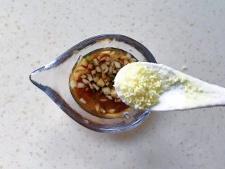 11、一菜二吃-凉拌爽脆莴笋叶,加入少许的鸡精调味