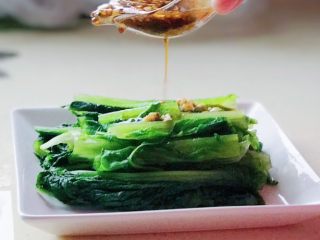 13、一菜二吃-凉拌爽脆莴笋叶,沥干水分的莴笋叶装入盘中，淋上调好的酱汁