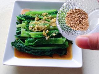 14、一菜二吃-凉拌爽脆莴笋叶,撒上白芝麻，凉拌莴笋叶就完成了