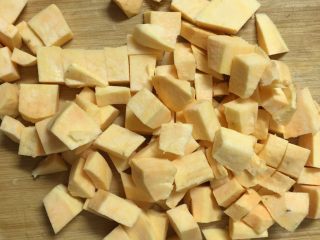 6、地瓜小米粥,切好放入碗里备用