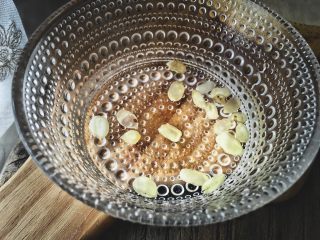 3、清热养颜的 皂角米银耳雪梨汤,放入水中泡发(我泡了半小时)