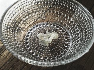 6、清热养颜的 皂角米银耳雪梨汤,撕成小片