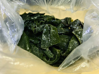 2、海带冬瓜汤,海带结备用；