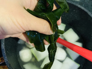 10、海带冬瓜汤,加海带结；