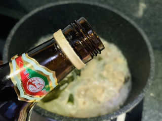 15、海带冬瓜汤,出锅前加少许料酒调味，因为海带结有咸味，不用加盐；