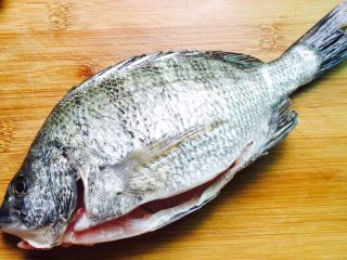 1、美味家烧+红烧鱼,黑雕鱼，刮净鱼鳞掏清内脏清洗干净