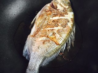 11、美味家烧+红烧鱼,再翻面煎二至三分钟