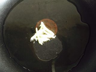 9、美味家烧+红烧鱼,放入少许姜丝爆香