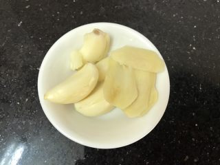 6、上汤娃娃菜,准备拍4瓣蒜，4片姜