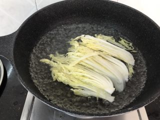 7、上汤娃娃菜,烧一锅水，水开后把娃娃菜放入汤熟