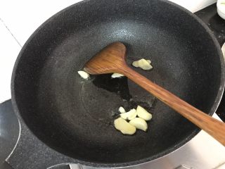 9、上汤娃娃菜,热锅，下油，姜蒜放进去炒香