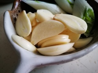 3、话梅烧仔排,大蒜切片