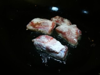 8、话梅烧仔排,下油锅煎