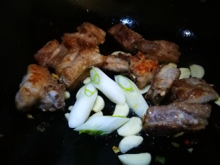 10、话梅烧仔排,下蒜片葱段