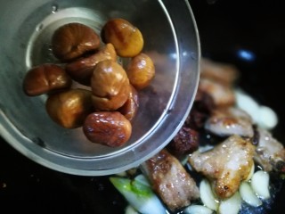 12、话梅烧仔排,栗子倒入锅中