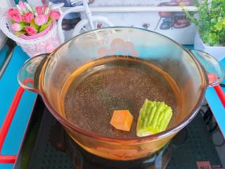 2、【宝宝辅食】鲜虾疙瘩汤,起锅烧开水后放入苦瓜和胡萝卜焯2~3分钟